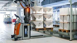 Geberit Bromölla tesisinde seramik sıhhi tesisat ürünlerini taşıyan lityum-iyon bataryalı STILL EXV iGo otomatik istifleme aracı (AGV)