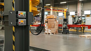 DHL Aviation Brüksel hava kargo merkezinde merkezi olmayan şarj altyapısını ve batarya doluluk seviyelerini yöneten STILL şarj kontrol paneli