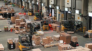 DHL Aviation Brüksel aktarma merkezinde hava kargo yükleme ve taşıma süreçlerini yürüten STILL elektrikli forklift filosu