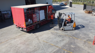 Duru Pazarlama hızlı tüketim operasyonunda tır yükleme ve boşaltma sürecini hızlandıran STILL elektrikli forklift.